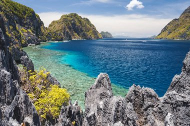 El Nido, Palawan, Filipinler. Matinloc Adası 'ndan Tapiutan boğazı manzarası. Bacuit Takımadası