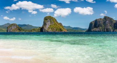 El Nido, Filipinler. El Nido Gölü 'ndeki kireçtaşı adalarının manzarası. Arka planda Er Malapacao Adası