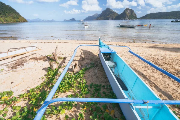 Tradycyjna łódź bankowa na plaży Las cabanas naprzeciwko płytkiej laguny w El Nido, Palawan, Filipiny — Zdjęcie stockowe