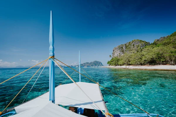 Výlet lodí na tropické ostrovy El Nido, Palawan, Filipíny. Objevte poznávání unikátního přírodního ostrova, cestu do ráje — Stock fotografie