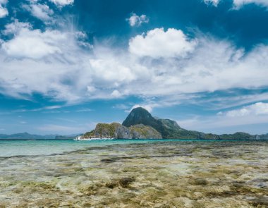 Mavi lagünün ve Cadlao Adası 'nın panoramik manzarası. Palawan, Filipinler. Tatil konsepti