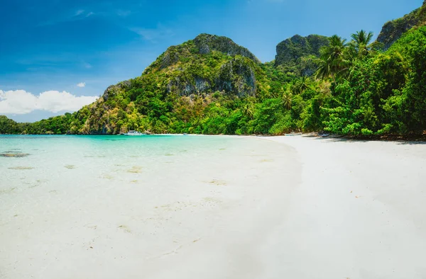 Een prachtig tropisch zandstrand met kalkstenen heuvels en weelderige groene jungle bomen. Vakantie vakantie concept — Stockfoto