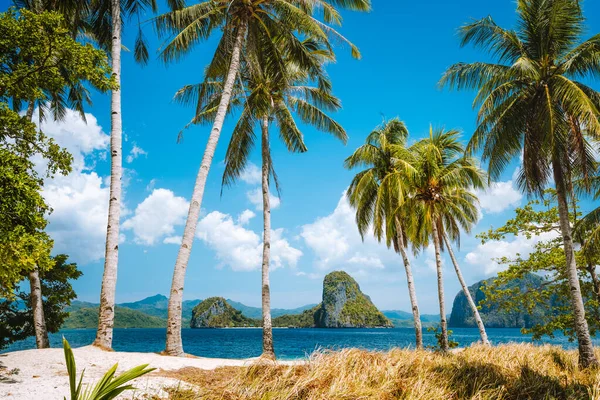 Prázdninová dovolená. Palawanská nejznámější turistická místa. Palmy a osamělé ostrov hopping turné lodí na pláži Ipil tropické Pinagbuyutan, Filipíny — Stock fotografie