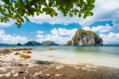 El Nido, Palawan, Filipinler. Pinagbuyutan adası ve güzel tropikal kıyı şeridi deniz manzarasının çerçeveli resmini bırakır