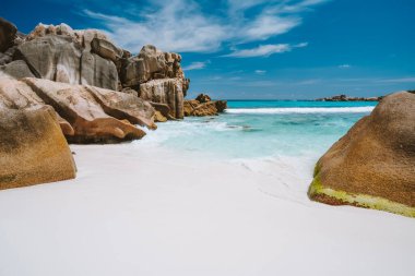 Anse Cocos, La Digue Adası, Seyşeller. Turkuaz sularda granit kayalar ve el değmemiş beyaz bir kumla tropik bir göl.
