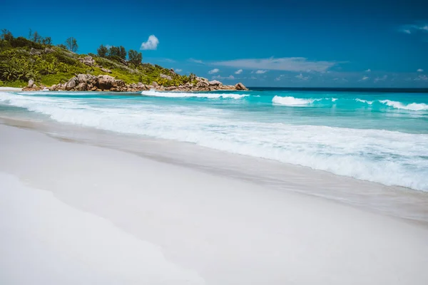 Vacanza in vacanza. Onde oceaniche ondulate, laguna di colore blu incontaminato e rocce granitiche sulla spiaggia di Anse Coco, Isola di La Digue, Seychelles — Foto Stock