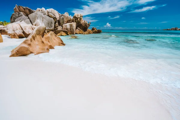 Vacanza in vacanza. Onde oceaniche e rocce granitiche, sabbia bianca perfetta, acqua turchese e cielo blu. Spiaggia di Anse Cocos alle Seychelles — Foto Stock