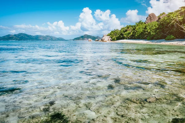 Güzel Anse Source DArgent plajında tatil. Sığ göl, granit kayalar, La Digue Adası, Seyşeller. Lüks cennet yolculuğu konsepti