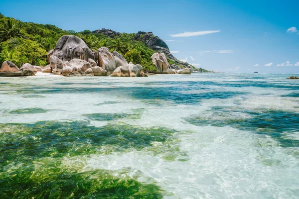 Île de La Digue, Seychelles. Plage paradisiaque de renommée mondiale Anse Source dArgent avec lagon bleu peu profond, rochers de granit — Photo