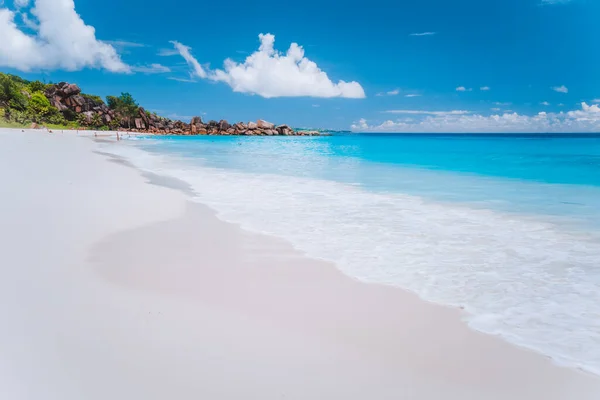 Grand Anse lunga spiaggia sabbiosa a La Digue, Seychelles. Vacanze vacanza destinazione di viaggio — Foto Stock