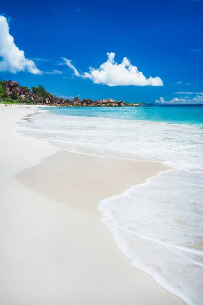 Grand Anse spiaggia sabbiosa a La Digue, Seychelles. Vacanze vacanza concetto di destinazione di viaggio — Foto Stock