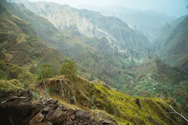 Остров Санто Антао, Кабо-Верде. Скалистые горы и долина Цзо в тумане — стоковое фото