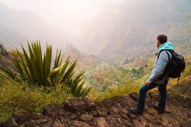 Cape Verde 'deki Santo Antao Adası' nda aktif tatil. Sırt çantalı gezgin gerçek üstü Xo Xo vadisi ve dağ sırtı manzarasının tadını çıkarıyor.