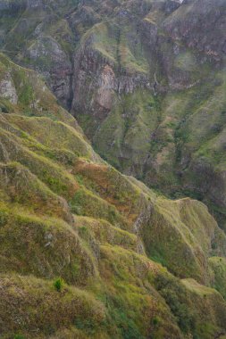 Santo Antao, Cape Verde 'de. Dik yamaçlı kanyonun dağ sırtı deseni ve yemyeşil bitkilerle sarmal nehir yatağı.