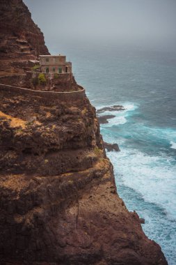 Santo Antao. Cape Verde 'de. Kıyı şeridinin çarpıcı manzarası. Dik siyah kayalıklar önümüzde uzanıyor, dev dalgalar sarp kayalıklara çarpıyor.