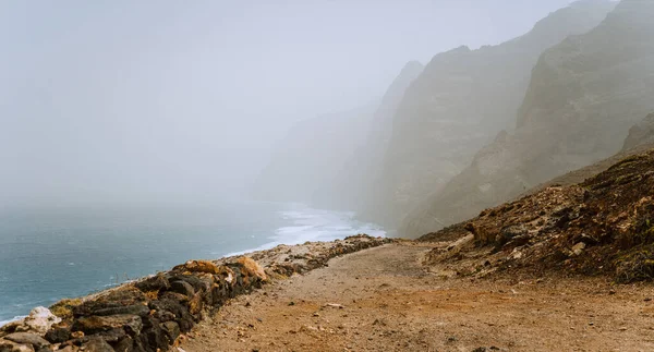 Santo Antao, Kaapverdië - Zandpad wandelpad van Cruzinha da Garca naar Ponta do Sol. Moody Atlantische kustlijn met oceaangolven — Stockfoto