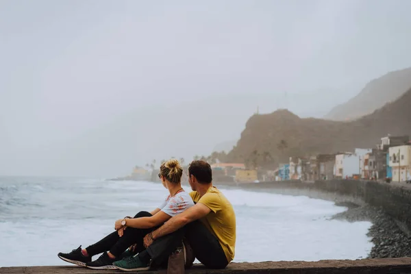 Ilha de Santo Antão, Cabo Verde. Casal em frente à cidade costeira de Paul desfrutando de ondas oceânicas atlânticas e paisagens — Fotografia de Stock