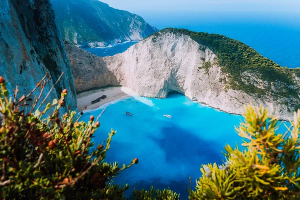 Praia Navagio na ilha de Zakynthos, Grécia. Navio cargueiro panagiotis encalhado em bela lagoa azul — Fotografia de Stock