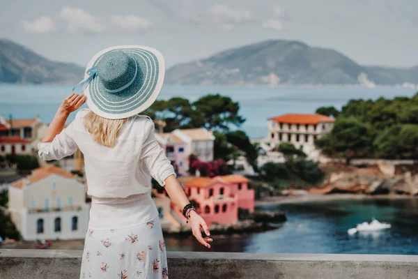 Feminino turístico desfrutando grego pequena aldeia Assos colorido vívido. Kefalonia, Grécia. Sommer férias férias vintage vibe cores — Fotografia de Stock