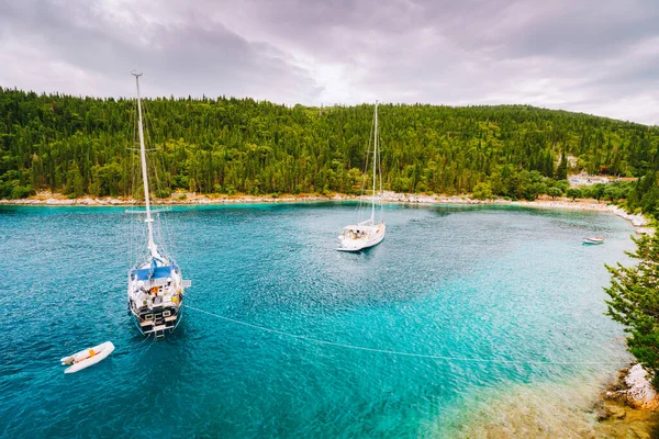 Foki strand közelében kis város Fiskardo Kefalonia, Jón-szigetek, Görögország. Privát jacht hajók a kis lagúnában — Stock Fotó