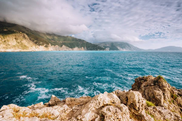 Costa scogliera di Cefalonia, con mare agitato a fine estate. Grecia vacanza viaggio — Foto Stock