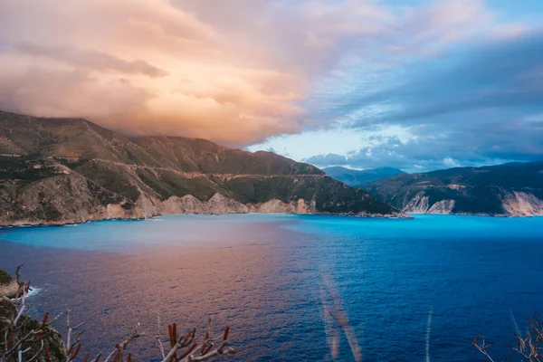 Costa di Cefalonia, cielo lunatico illuminato dal tramonto. Grecia vacanza viaggio — Foto Stock