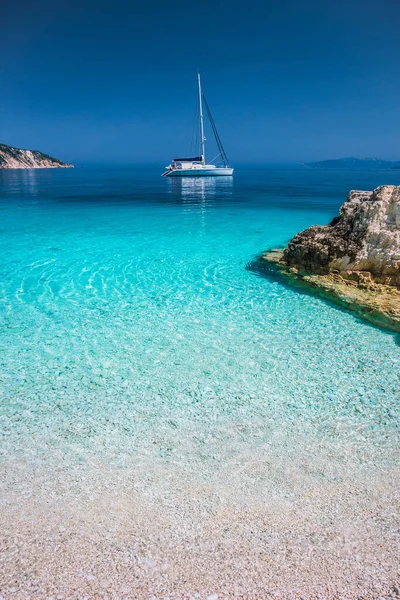 Luxury boat yacht anchored in a bay of tropical Island — Stock Photo, Image