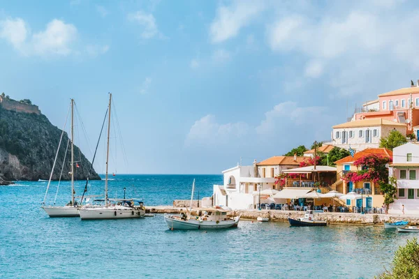 Nyaralás nyaralás gyönyörű Assos falu található rejtett öbölben napsütéses nyári napon, Kefalonia sziget, Görögország — Stock Fotó