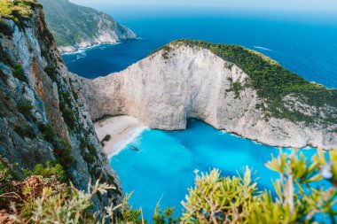 Navagio plajı ya da Batık Koyu. Turkuaz su ve çakıl beyazı plaj sabah güneşinde. Yunanistan 'ın Zakynthos adasının ünlü simgesi
