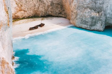 Turkuaz mavi deniz suyuyla çevrili büyük beyaz kireçtaşı uçurumları. Yunanistan 'ın Zakynthos adasında ünlü bir yer