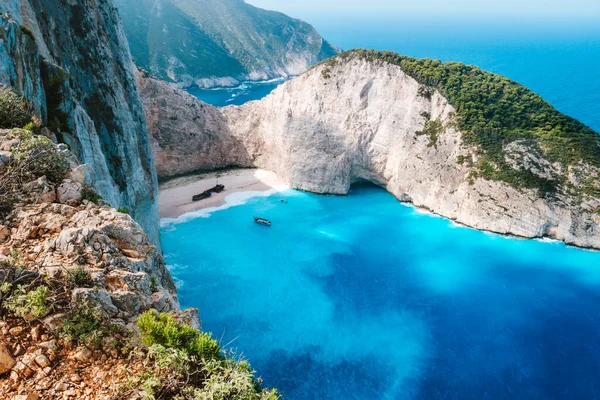 Grécia, Zakynthos. Navio cargueiro panagiotis encalhado na praia de navagio da vista superior — Fotografia de Stock