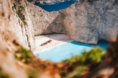 Navagio plajı ya da Batık Koyu. Turkuaz deniz suyu ve kayalık kayalıklar arasındaki beyaz plaj. Yunanistan 'ın Zakynthos adasında ünlü bir yer