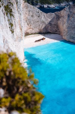 Naavagio sahilinde gemi enkazı. Gök mavisi turkuaz deniz suyu ve cennet kumsalı. Yunanistan 'ın Zakynthos adasındaki tarihi yerleri ziyaret eden ünlü turist
