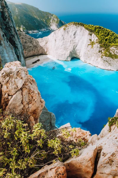 Yunanistan 'ın Zakynthos adasındaki kayalıkların tepesindeki Naavagio plajı. Benzersiz mavi gölde ve kayalık dağlarda mahsur kalmış bir yük gemisi. — Stok fotoğraf