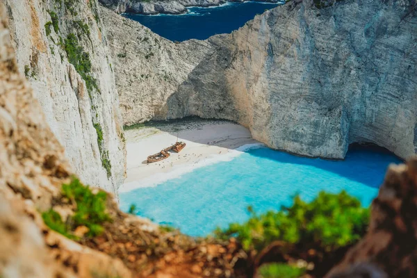 Famoso naufragio en la playa de Navagio con agua azul turquesa rodeada de enormes acantilados blancos. Famosa ubicación histórica en la isla de Zakynthos, Grecia — Foto de Stock