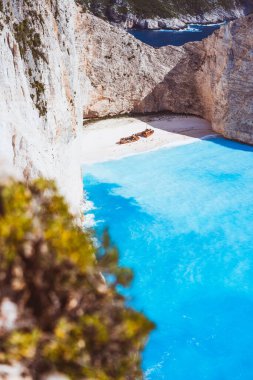 Navagio sahilini çevreleyen kireçtaşı büyüklüğünde kayalıklar mavi deniz suyu ve enkaz halinde. Zakynthos Adası, Yunanistan