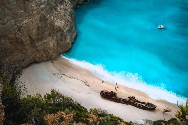 Primo piano del naufragio sulla spiaggia di Navagio. Famoso turista in visita punto di riferimento sull'isola di Zante, Grecia — Foto Stock