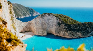 Yunanistan 'ın Zakynthos adasındaki Navagio plajının panoramik manzarası. Turkuaz su ve beyaz kumlu gemi enkazı. Dünyanın en ünlü yeri.
