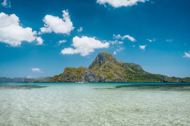 Güneşli bir tatil gününde açık okyanusta güzel Cadlao adası olan El Nido Körfezi, Palawan, Filipinler
