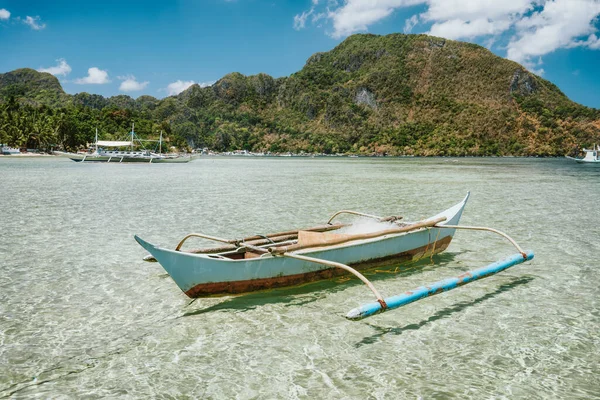 El Nido baai. Palawan eiland, Filippijnen. Filippino vissersboot in ondiep water lagune. Exotische reisbestemming — Stockfoto