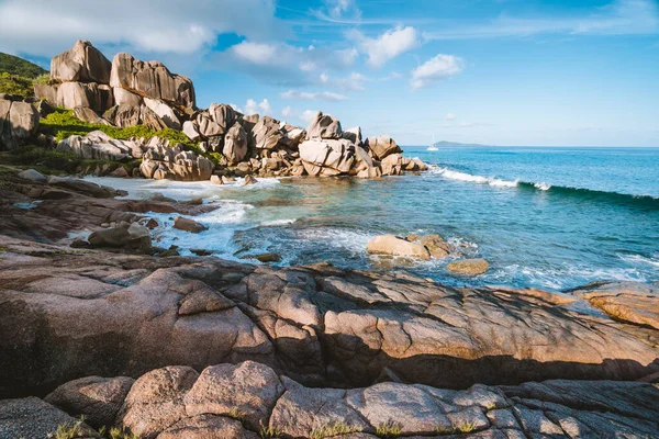 La Digue eiland, Seychellen. Tropische kustlijn met verborgen strand, unieke granieten rotsen in avondlicht — Stockfoto