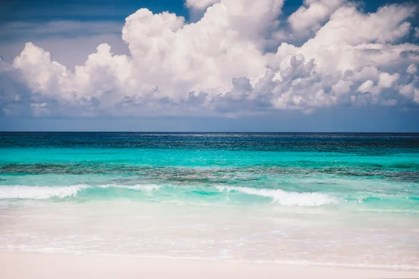 Spiaggia sabbiosa, oceano blu e paesaggio nuvoloso bianco all'isola di Mahe, Seychelles — Foto Stock