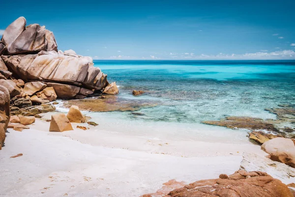 La Digue, Seychelles. Tropicale spiaggia esotica nascosta con massi di granito e laguna blu — Foto Stock
