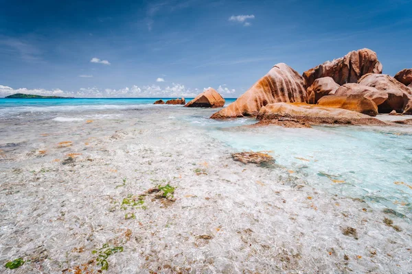 Голубая лагуна и скалы на пляже Анс Кокос, остров Ла Дигю, Сейшельские острова. Отдых — стоковое фото