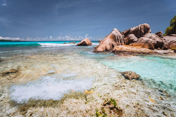 Океанские волны на тропическом пляже Сейшельских островов. Скалы на берегу острова Ла-Дигг — стоковое фото