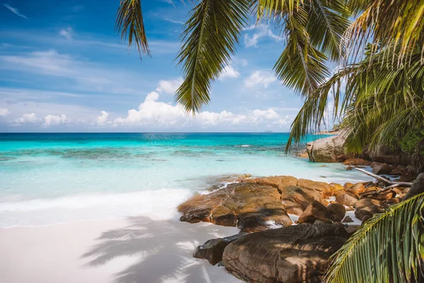 Vacanza vacanza paesaggio di prisine spiaggia paradiso tropicale con acqua cristallina blu, polvere di sabbia bianca e imponenti nuvole bianche — Foto Stock