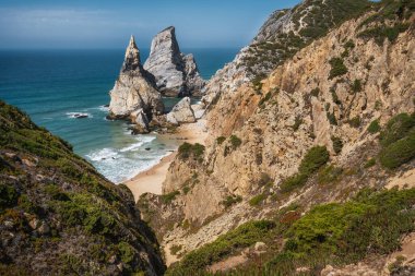 Praia Da Ursa Sahili, Sintra, Portekiz 'de tuhaf kayalar var. Portekiz 'de Cabo Da Roca yakınlarında yüksek uçurumlar ve Atlantik okyanus dalgaları