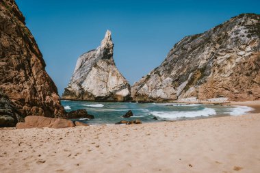Portekiz, Sintra 'daki Praia Da Ursa Sahili' nde kayalık bir tepede. Atlantik Okyanusu dalgaları kıyıya doğru akıyor