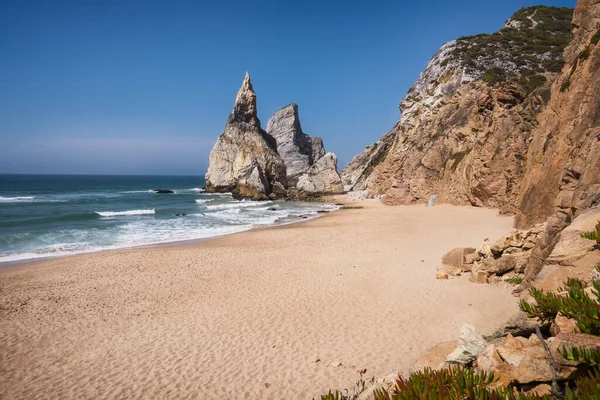 Torenhoge rotsen bij Praia Da Ursa Beach, Sintra, Portugal. Atlantische oceaan golven en zandstrand nabij Cabo Da Roca in Portugal — Stockfoto