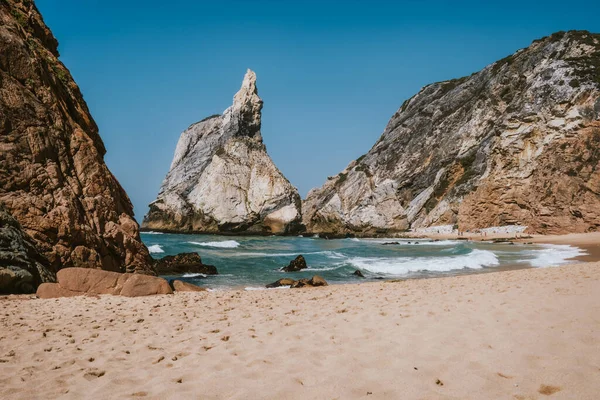 포르투갈 신 트라의 프라 이아 다 우르 사 해변에 는 바위투성이의 가파른 절벽 이 우뚝 솟아 있습니다. 해안을 향해 밀려오는 대서양의 파도 — 스톡 사진